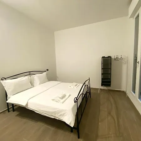 Via Galliera Apartamento